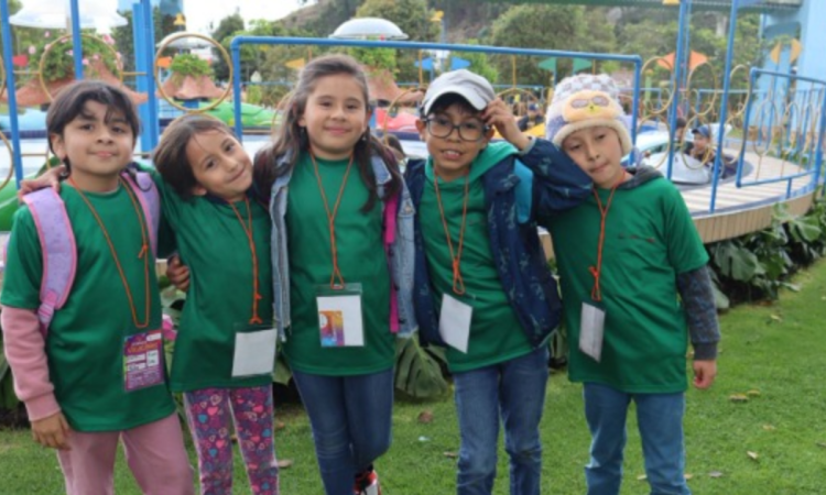 Imagen de niños y niñas posando para la foto