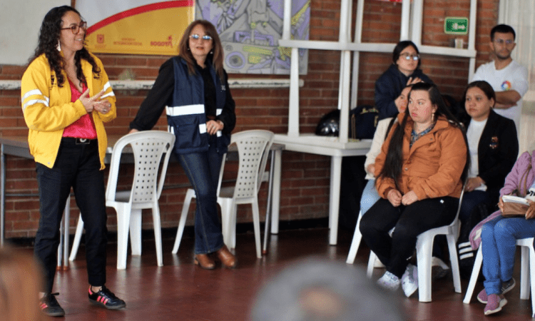 Imagen de una funcionaria hablando en una clase