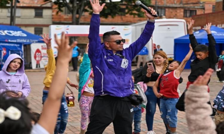 Funcionario del IDRD realiza actividades de recreación