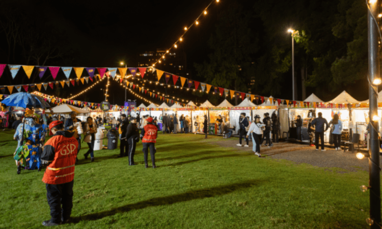 Imaegn de una zona de arte y emprendimiento en los Festivales al Parque.