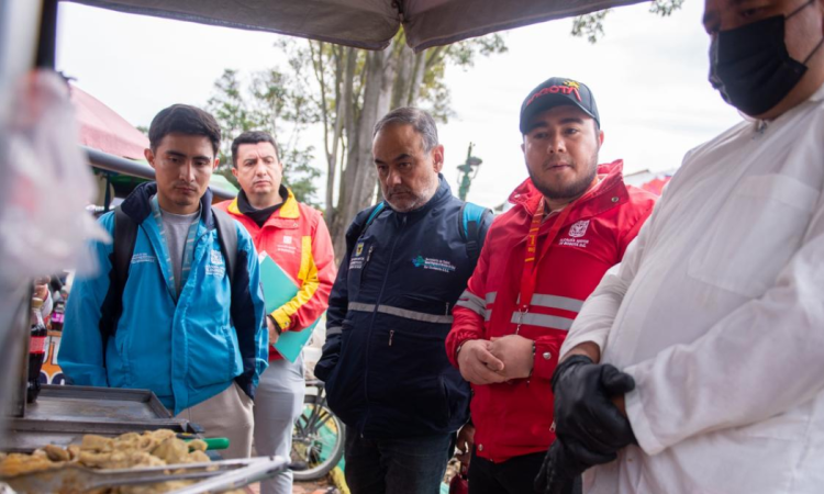 Foto de funcionarios del Distrito en operativo de limpieza