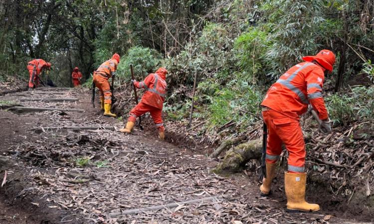 Foto que muestra trabajadores de Aguas Bogotá limpiando residuos