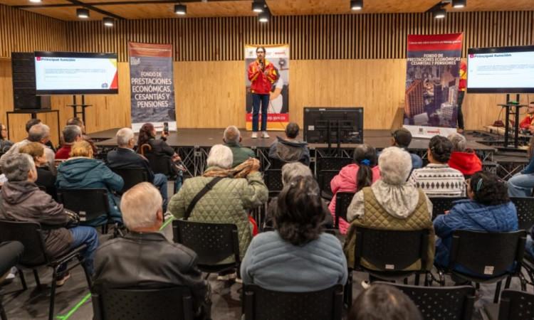 Funcionario del FONCEP en una tarima