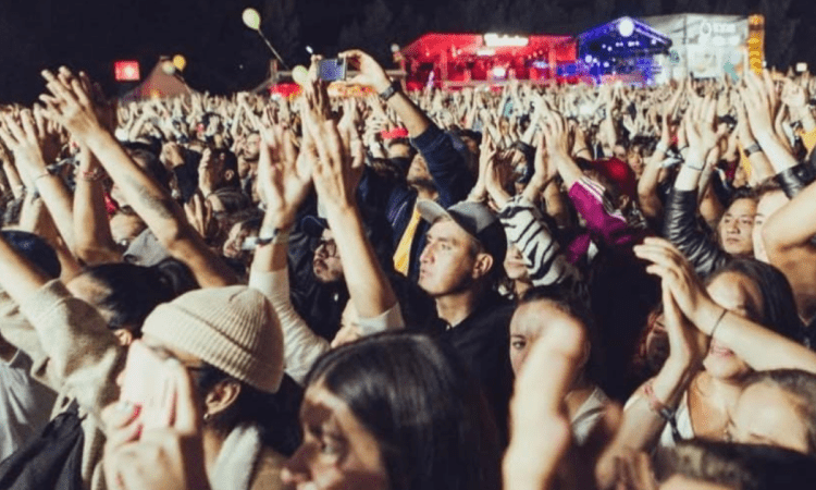 Imagen de personas disfrutando de un concierto