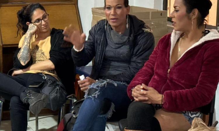 Mujeres conversando.