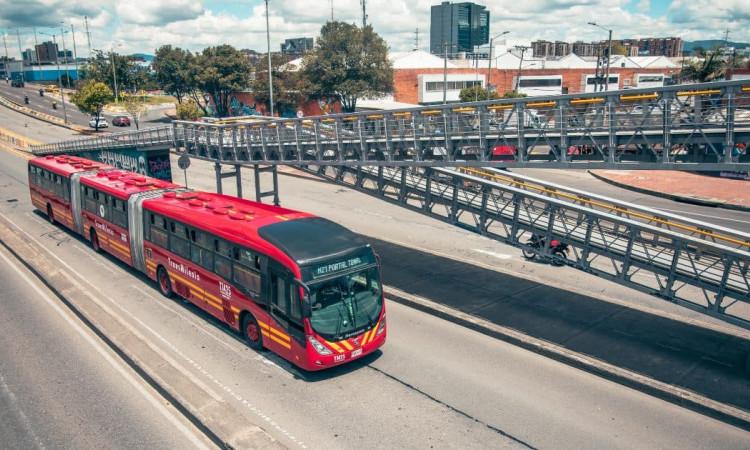 Foto de un bus de TransMilenio en una vía de Bogotá