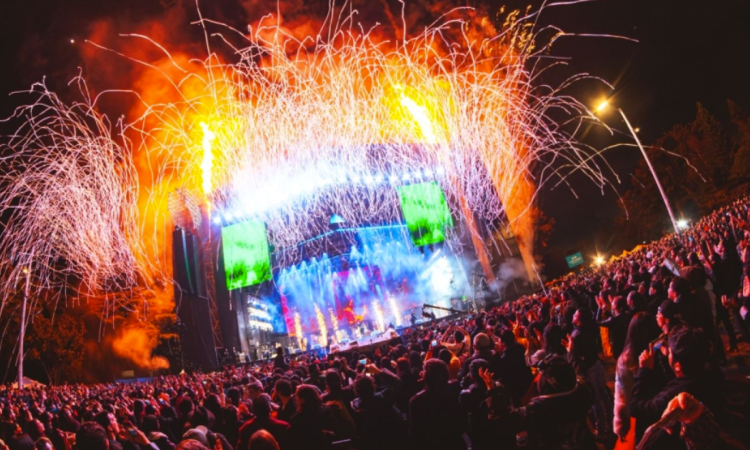 Imagen panorámica de uno de los Festivales al Parque en la que se observa de lejos una gran tarima.