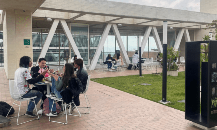 Imagen de varias personas disfrutando los servicios del CEFE CHapinero.