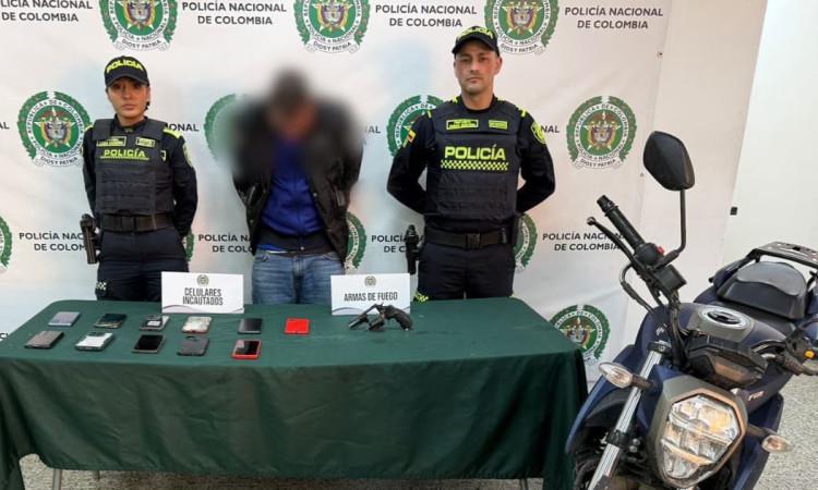 Motoladrón capturado en medio de uniformados y material incautado