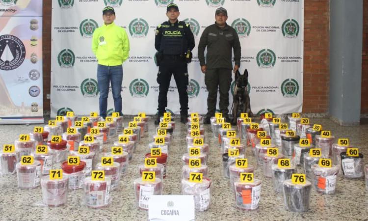 Policías, perro París y droga incautada en aeropuerto El Dorado.