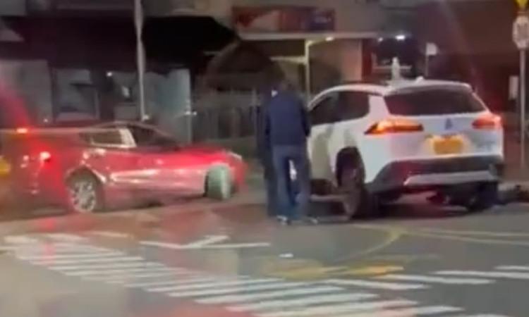 Carro rojo con placas falsas usado para el hurto; a la derecha, el vehículo hurtado.