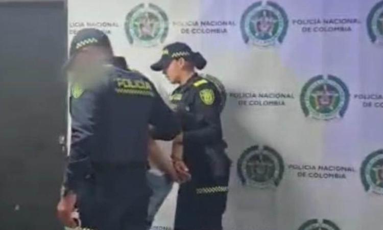 Foto de agentes de policía con persona capturada