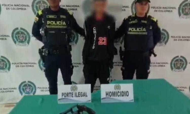 Persona capturada con dos policías