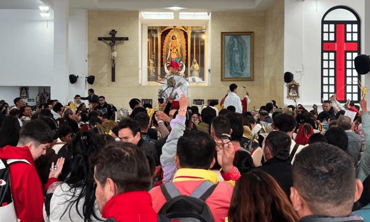 Foto de unas personas en una iglesia