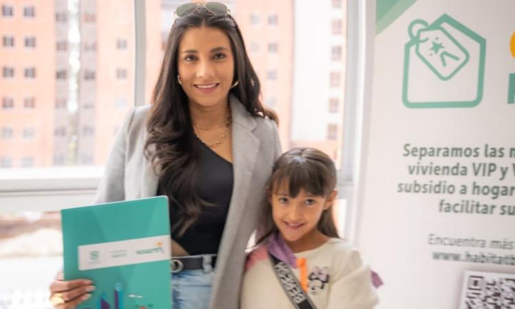 Foto que muestra dos personas sonriendo 