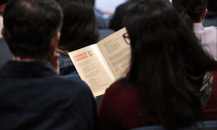 Imagen de un hombre y una mujer leyendo.