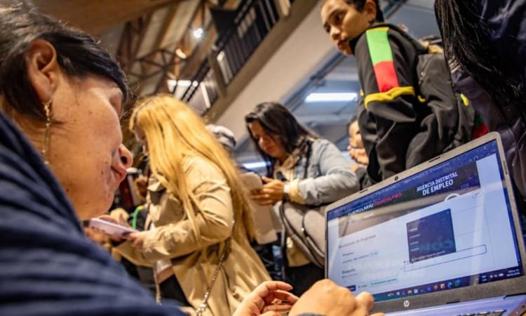 Foto de mujeres accediendo a una de las ferias de empleo de la Agencia Distrital de Empleo de Bogotá.