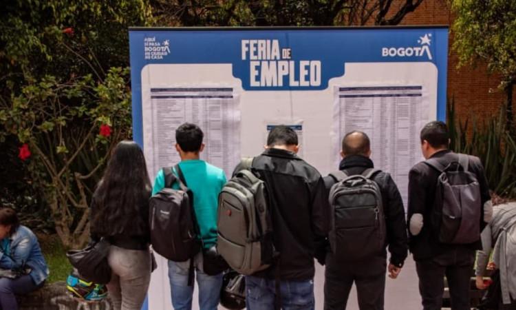 Foto de bogotanos y bogotanas accediendo a servicios de la Agencia Distrital de Empleo.
