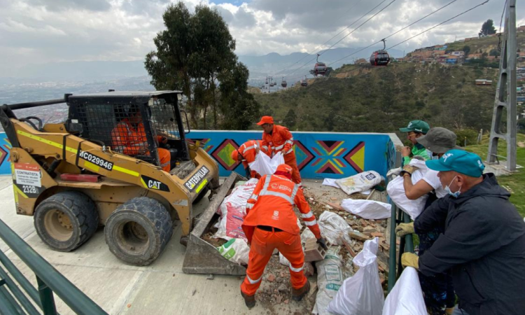 Foto de funcionarios del Distrito en operativo de limpieza