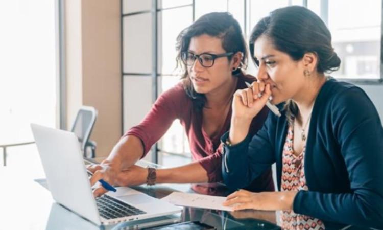 Foto de dos mujeres accediendo a cursos virtuales en Bogotá.