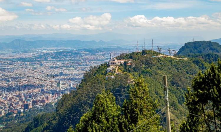 Foto panorámica de Bogotá con vista de Monserrate.