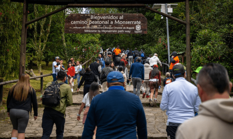 Imagen de muchas personas haciendo el recorrido en el Cerro de Monserrate.