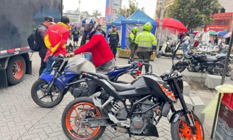 Foto de controles por mal parqueo en San Victorino, en el centro de Bogotá