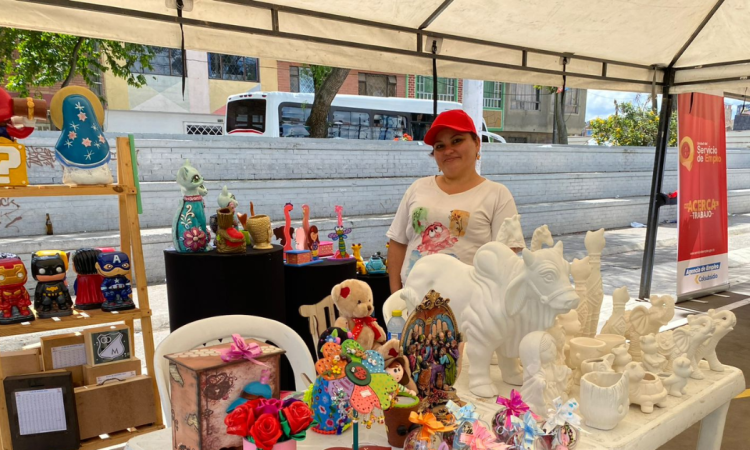 Foto de una ciudadana con su emprendimiento