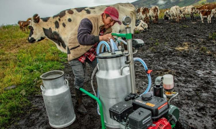 Foto de un campesino con su unidad productora de leche en una zona rural de Bogotá.
