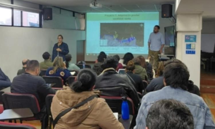 Foto de la mesa de trabajo con 300 familias identificadas en Entrenubes, al sur de Bogotá.