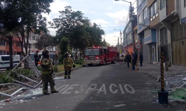 Foto de hombres del Cuerpo Oficial de Bomberos de Bogotá en atención de la emergencia.