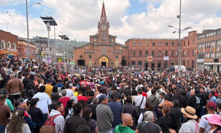 Foto de la celebración del Viernes Santo en la iglesia del barrio 20 de Julio, al sur de Bogotá.