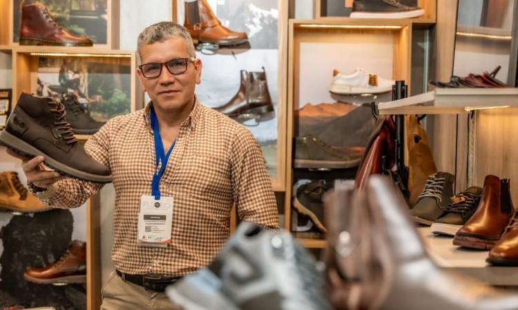 Foto de un pequeño empresario de calzado en Bogotá.