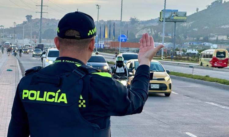 Foto de un policía realizando gestión del tráfico la autopista Sur.