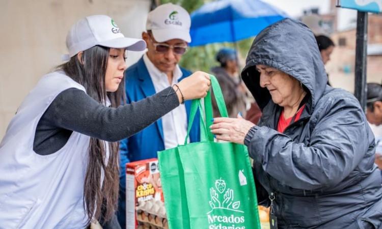 Foto de asistentes en una de las jornadas Mercados Solidarios en Bogotá.