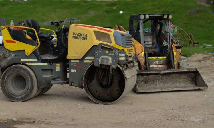 Foto de maquinaria para el inicio de obras de recuperación de vías San Martín de Porres Chapinero en Bogotá.