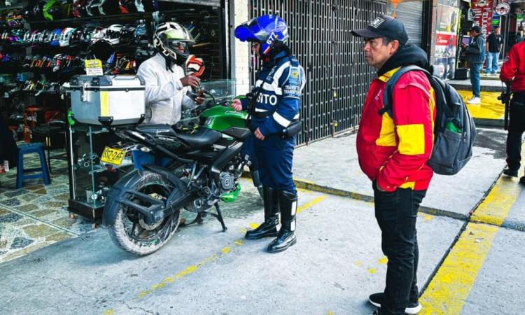 Foto del operativo contra mal parqueo en La Favorita, centro de Bogotá.