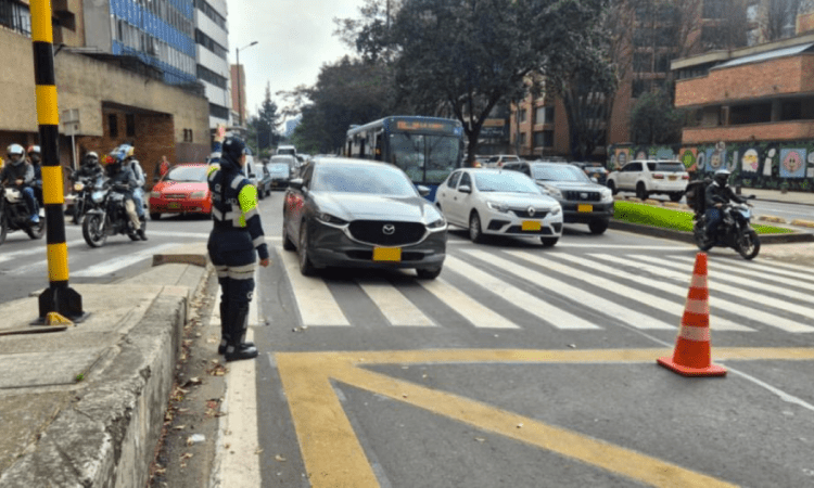 Imagen de una via de Bogotá en la que circulan diferentes tipos de vehículos