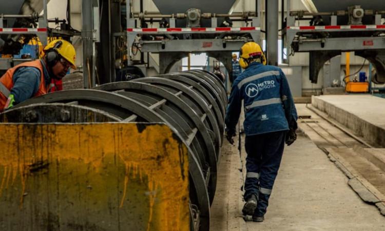 Foto de obreros y trabajadores en obras de la Línea 1 del Metro de Bogotá.
