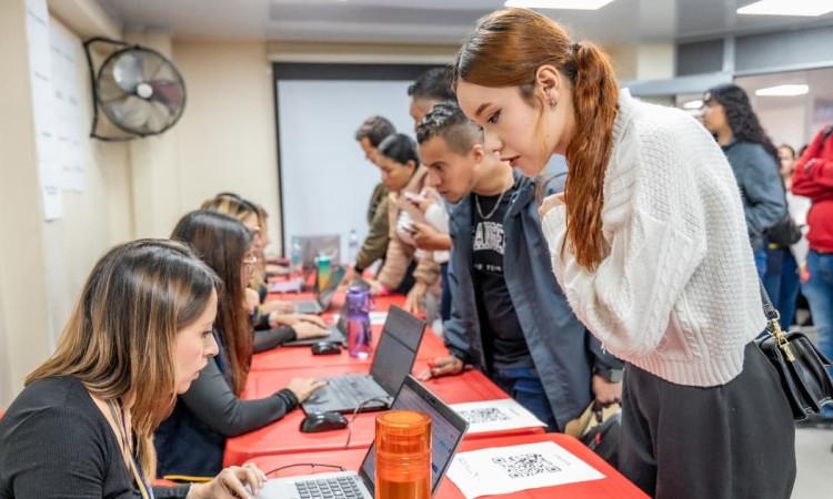 Foto de bogotanos y bogotanas accediendo a servicios de la Agencia Distrital de Empleo en Bogotá.