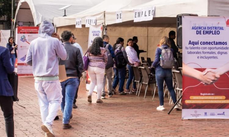 Foto de bogotanos y bogotanas accediendo a servicios de la Agencia Distrital de Empleo.