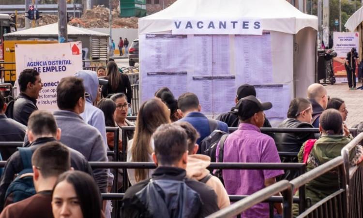 Foto de bogotanos y bogotanas accediendo a servicios de la Agencia Distrital de Empleo en Bogotá.