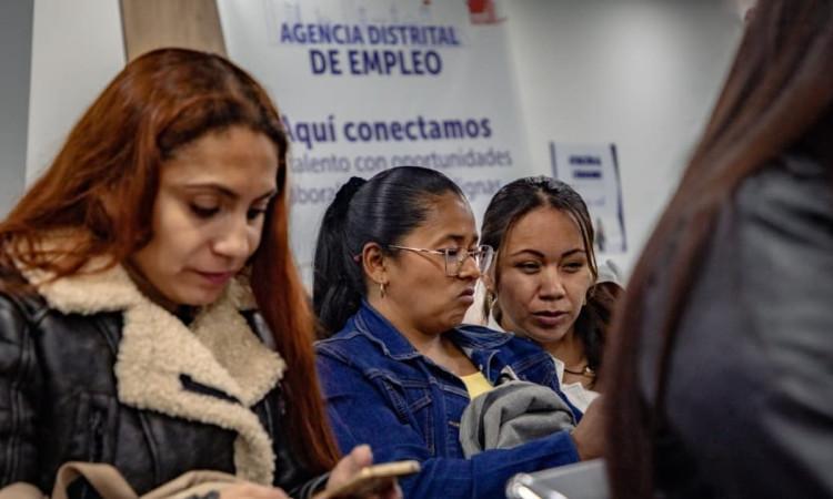 Foto de bogotanos y bogotanas accediendo a servicios de la Agencia Distrital de Empleo.