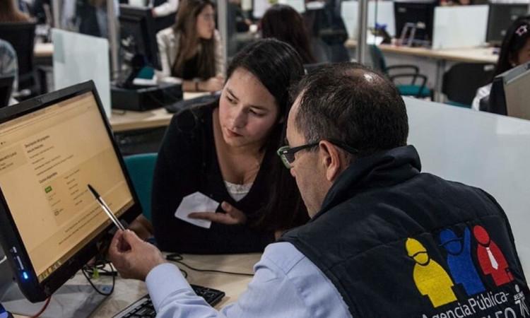 Foto de una bogotana accediendo a servios de la Agencia de Empleo del SENA.