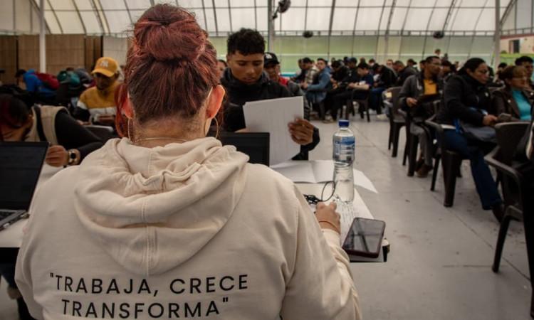 Foto de bogotanos y bogotanas accediendo a servicios de la Agencia Distrital de Empleo de Bogotá.
