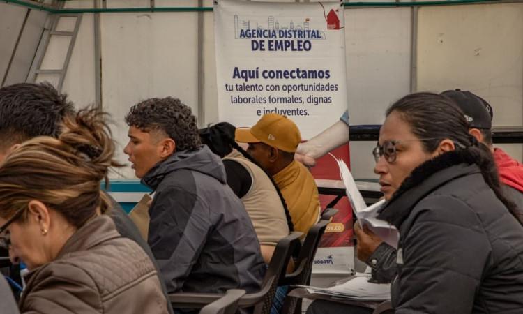 Foto de bogotanos y bogotanas accediendo a servicios de la Agencia Distrital de Empleo en Bogotá.
