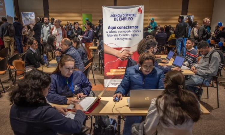 Foto de bogotanos y bogotanas accediendo a servicios de la Agencia Distrital de Empleo.