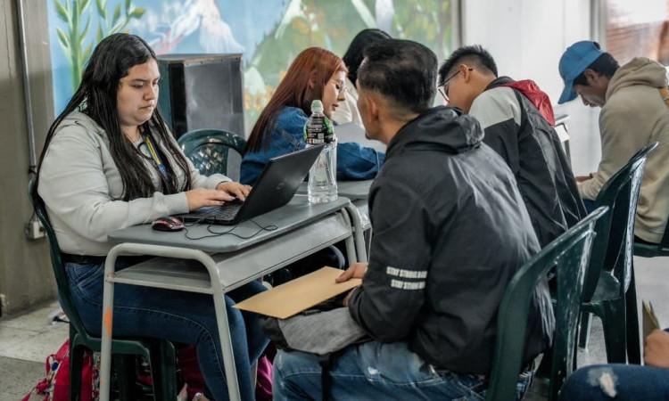 Foto de bogotanos y bogotanas accediendo a servicios de la Agencia Distrital de Empleo.