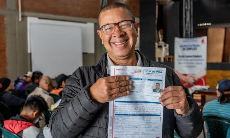 Foto de un bogotano accediendo a una de las ferias de empleo de la Agencia Distrital de Empleo de Bogotá.