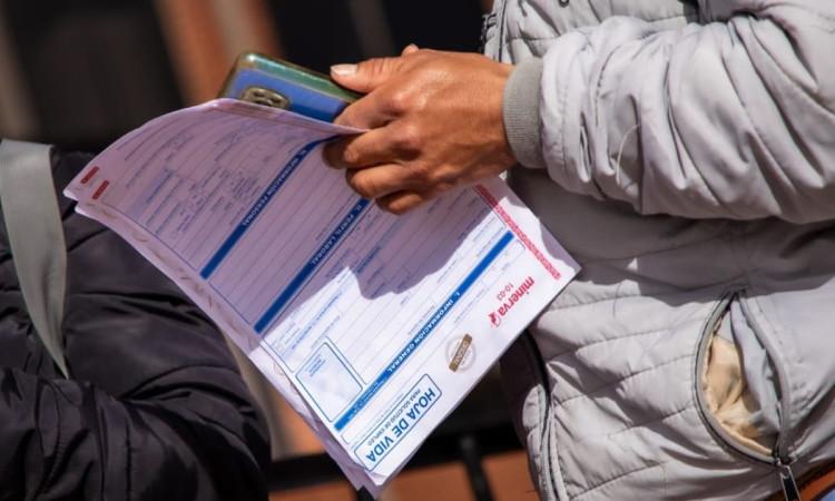 Foto de un bogotano con su hoja de vida accediendo a servicios de la Agencia Distrital de Empleo de Bogotá.